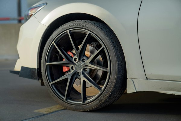 Achat pneus en ligne : guide pour choisir et économiser